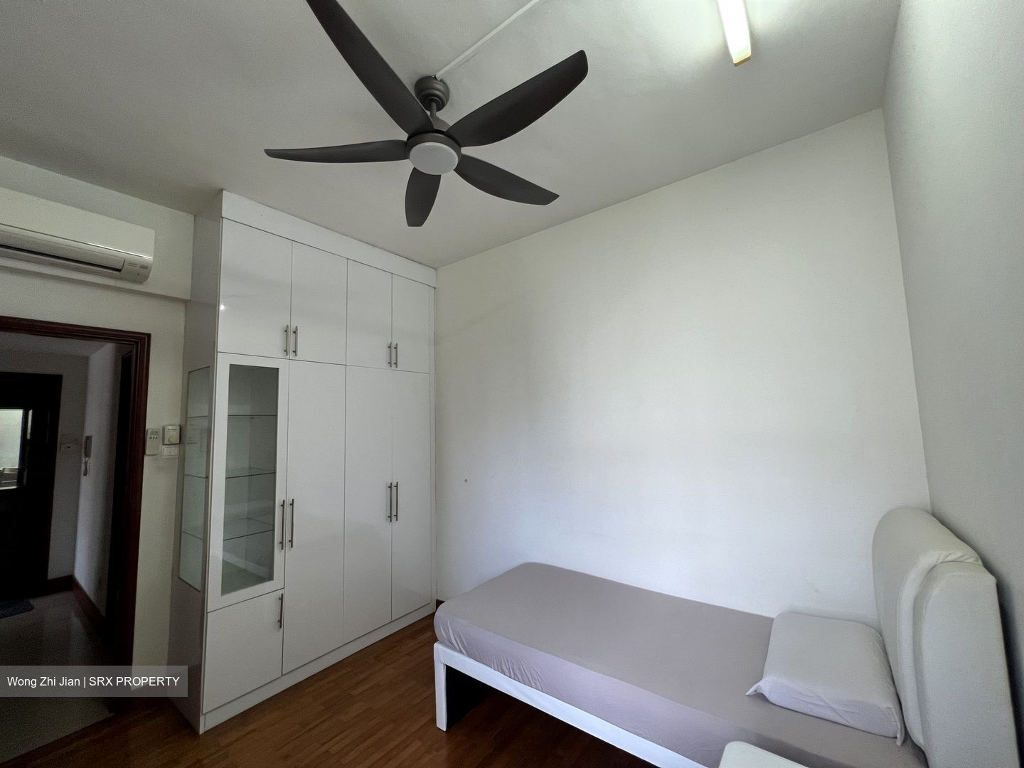 Seletaris (D27), Condominium #595180201